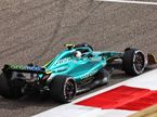 Себастьян Феттель за рулём Aston Martin AMR22 на тестах в Бахрейне, фото XPB