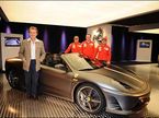 Руководители и гонщики Ferrari рядом со Scuderia 16M