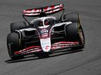 Эстебан Окон за рулём машины Haas VF-25, фото пресс-службы команды