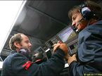 Герхард Бергер (справа) принимает поздравления от коллег по Toro Rosso