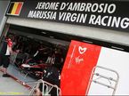 Механики Virgin работают с машиной Жерома Д'Амброзио