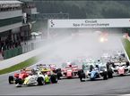 Старт суботней гонки Формулы 2 в Спа