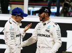 Льюис Хэмилтон поздравляет Валттери Боттаса с победой в квалификации в Абу-Даби
