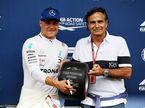 Валттери Боттас получил приз Pirelli Pole Position Award из рук Нельсона Пике 