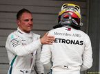 Валттери Боттас поздравляет Льюиса Хэмилтона с победой в квалификации