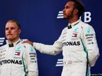 Валттери Боттас и Льюис Хэмилтон на подиуме в Сочи (2018 год)