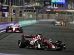 Валттери Боттас за рулём машины Alfa Romeo на трассе в Джидде, фото XPB