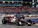 Валттери Боттас за рулём Alfa Romeo на трассе в Сингапуре, 2022 год