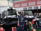 Механики Williams принимают поврежденную машину, доставленную в боксы после вылета Валттери Боттаса