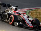 Дженсон Баттон за рулём McLaren MP4-30 на трассе в Барселоне