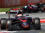 Машины McLaren на трассе в Барселоне