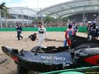 Фернандо Алонсо возле повреждённой в аварии McLaren