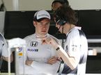 Стоффель Вандорн разговаривает с инженером McLaren в Бахрейне