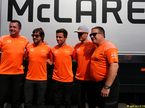 Ландо Норрис (в центре) вместе с руководителями и гонщиками McLaren - Эриком Булье, Стоффелем Вандорном, Фернандо Алонсо и Заком