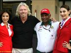 Ричард Брэнсон, Тони Фернандес и стюардессы AirAsia в паддоке Абу-Даби