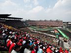 Зрители на трибунах мексиканской трассы