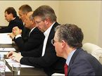 Росс Браун (второй справа) на рабочем заседании FOTA в Женеве
