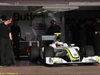 Команда Brawn GP на тестах в Барселоне