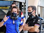 Давиде Бривио, гоночный директор Alpine F1 (справа) и Фернандо Алонсо