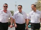 Зак Браун (в центре), спортивный директор McLaren Эрик Булье (слева) и операционный директор Джонатан Нил (справа)