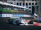 Зак Браун за рулём исторической Williams FW07 на трассе в Лонг-Бич, фото United Autosports