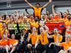 Команда McLaren празднует успех после финиша Гран При Сингапура, фото McLaren