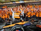 Зак Браун вместе с командой празднует победу в Кубке конструкторов, фото XPB