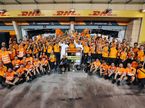 Команда McLaren вместе с бахрейнскими акционерами празднует победу в Гран При Бахрейна, фото McLaren
