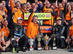 Зак Браун вместе с гонщиками и командой McLaren после победы в Сильверстоуне, фото XPB