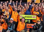 Зак Браун и команда McLaren после победного дубля в Сильверстоуне, 2025 год, фото XPB