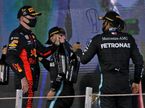 Макс Ферстаппен и Льюис Хэмилтон поздравляют друг друга после финиша Гран При Абу-Даби
