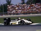 Мартин Брандл за рулём Tyrrell 015 с турбомотором Renault на Гран При Мексики 1986 года