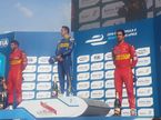 Победитель и призёры гонки Формулы E на подиуме в Берлине