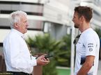 Дженсон Баттон и Чарли Уайтинг, директор гонок FIA