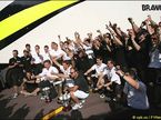 Brawn GP празднуют победу в Монако