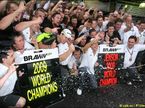 Дженсон Баттон и Brawn GP празднуют победу в чемпионате