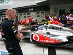 Технический директор Red Bull Racing Эдриан Ньюи рассматривает машину McLaren