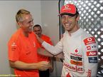 Мартин Уитмарш поздравляет Дженсона Баттона с победой