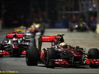 Пилоты McLaren на трассе Гран При Сингапура 2010 г.
