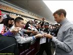 Дженсон Баттон раздаёт автографы на шанхайской трассе