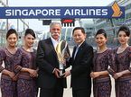 Чейз Кэри, Го Чун Фонг, исполнительный директор Singapore Airlines, и стюардессы Singapore Airlines