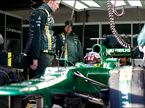 Шарль Пик в боксах Caterham во время тестов в Хересе