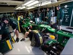 Механики Caterham работают с машиной Гидо ван дер Гарде