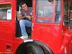 Карун Чандхок знакомится с двухэтажным автобусом