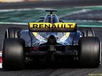 Вывод выхлопной системы на Renault R.S.18 расположен так, что поток раскалённых газов проходит под задним крылом
