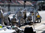 Механики Williams готовятся к пит-стопу