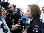 Клэр Уильямс общается с журналистами в паддоке барселонского автодрома