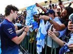 Франко Колапинто раздает автографы аргентинским болельщикам