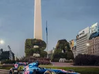 Машина Lotus E20 в актуальных цветах Alpine в центре Буэнос-Айреса, фото пресс-службы Alpine