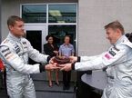 Дэвид Култхард поздравляет Мику Хаккинена с днём рождения на Гран При США 2001 года, фото XPB